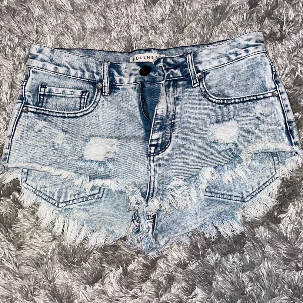 BullHead Denim Co. High Rise Jean Shorts Size 5 Light Wash